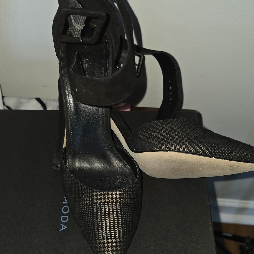 Pelle Moda Black Textured Pointed-Toe Ankle-Strap Pumps